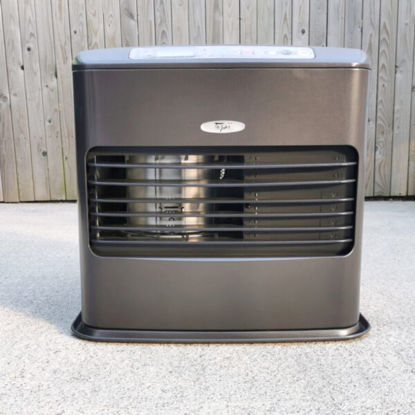 The 'powerful heater' the Kero4600 is pictured against a wooden wall. It is stocky looking, about as tall as it is wide with a large grate in the front. The plastic grate shows the metallic, silver burner on the left hand side. There is a embled that says 'Kero' on it and a digital display and dial system is above this. It's charcoal grey with silver finishings and two red buttons.