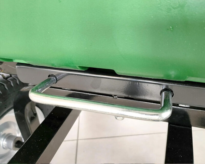 The pull bar to raise the bucket on the tip cart