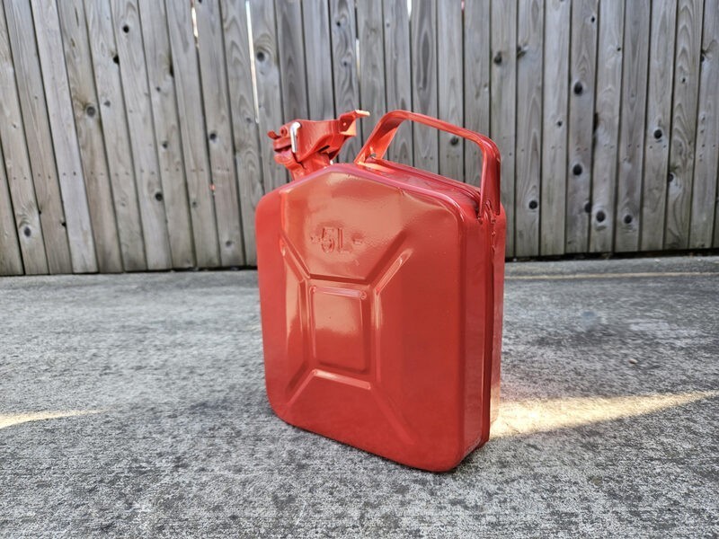 The small 5L jerry can in red