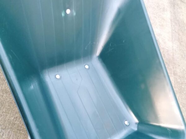100L wheelbarrow bucket details up close