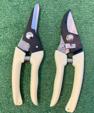 The two sets of pruning shears from the garden tool bag with chair set