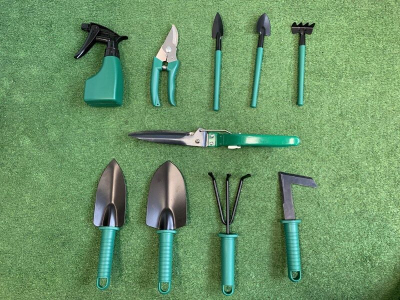 The picture shows all the garden tools contained in the garden tool box