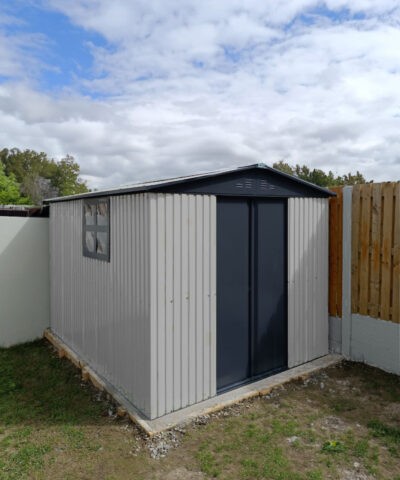 A mammoth 8ft x 10ft in a new-build garden