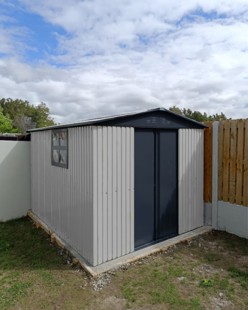 A mammoth 8ft x 10ft in a new-build garden