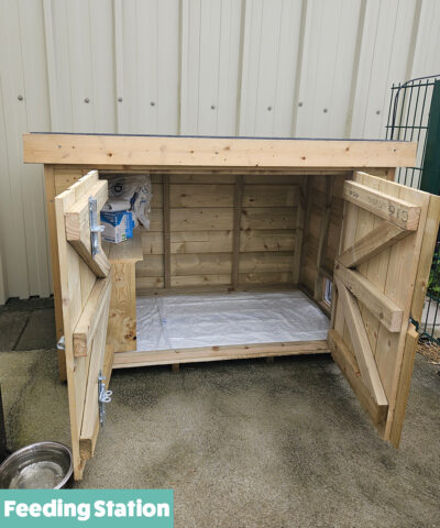 The feeding station in use