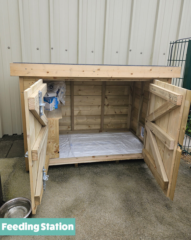The feeding station in use