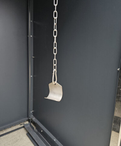 The lid clasp on the store