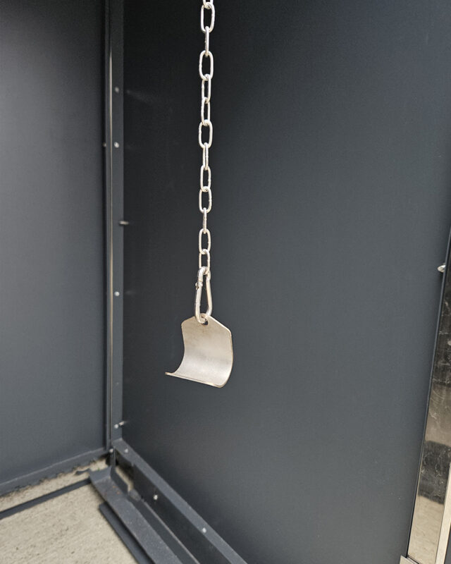 The lid clasp on the store